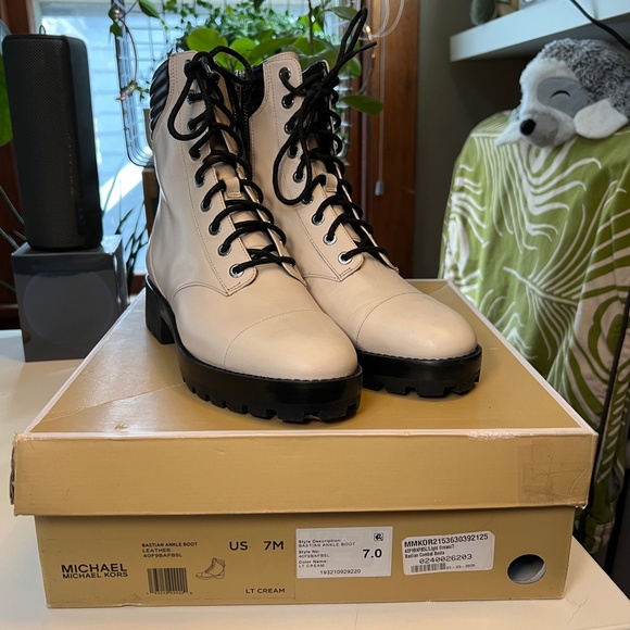 Michael Kors Leather Bastian Ankle Boot Lt Cream Sz 7 New with box - Picture 2 of 12